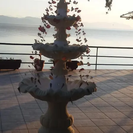 To Kyma-afoi Roussou 3* Rovies